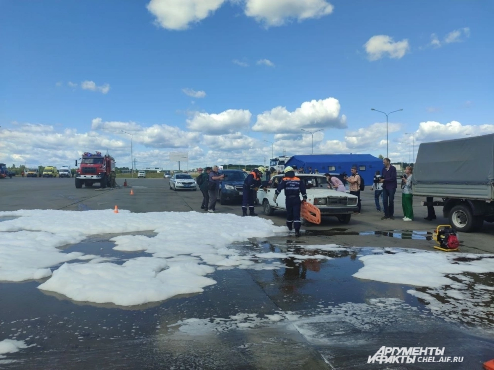 Работа спасателей на месте аварии.