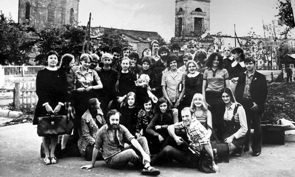 Съемочная группа кинофильма в школьном дворе в Калуге. 