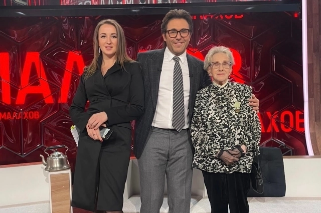 Блокадница Нина Сахарнова вместе с внучкой на шоу у Малахова.