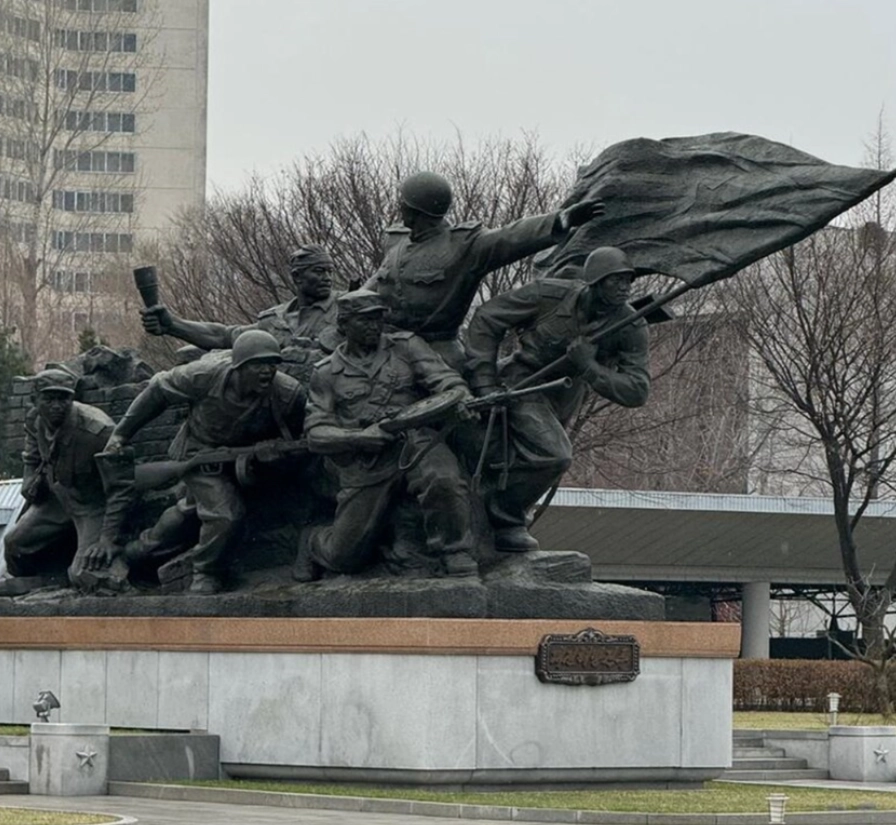 Прообразом будущего монумента, состоящего из фигур воинов, идущих на штурм Чижовских высот, мог бы послужить памятник с подобной композицией в Пхеньяне.