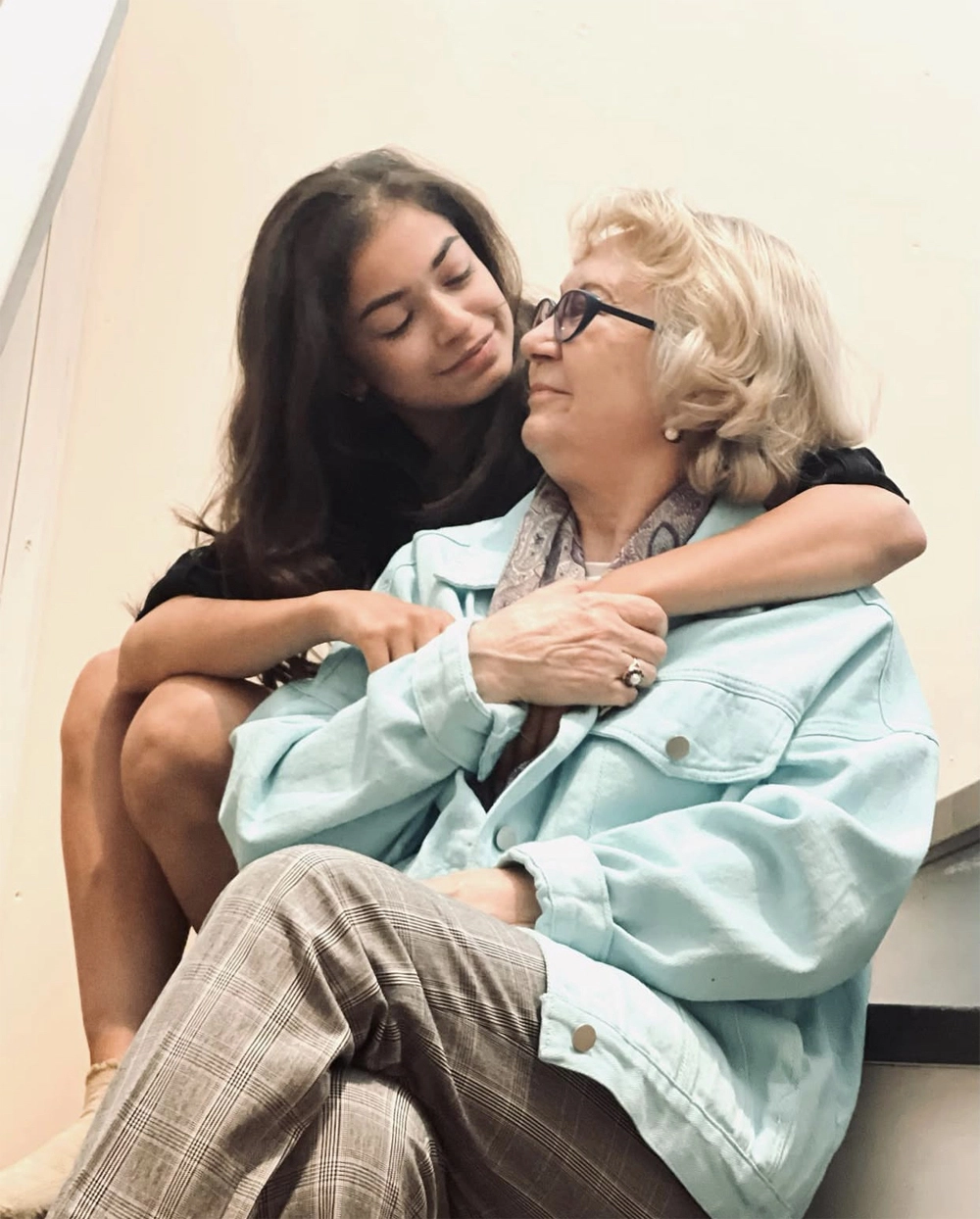 Аделия Петросян с бабушкой.