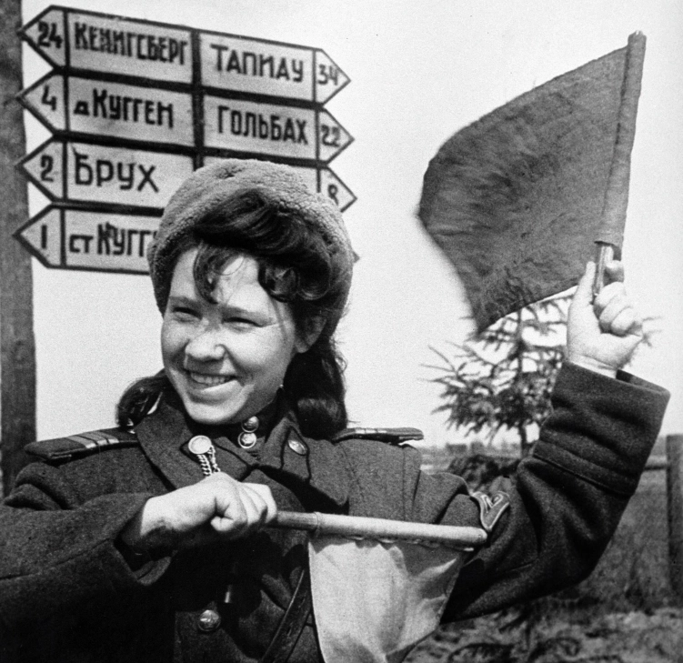 Регулировщица сержант Анна Караваева на пути к Кенигсбергу.