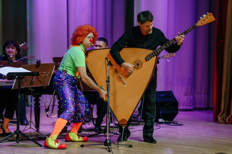 В роли Рона Клаксона - дирижёр оркестра столичной полиции Игорь Канурин.