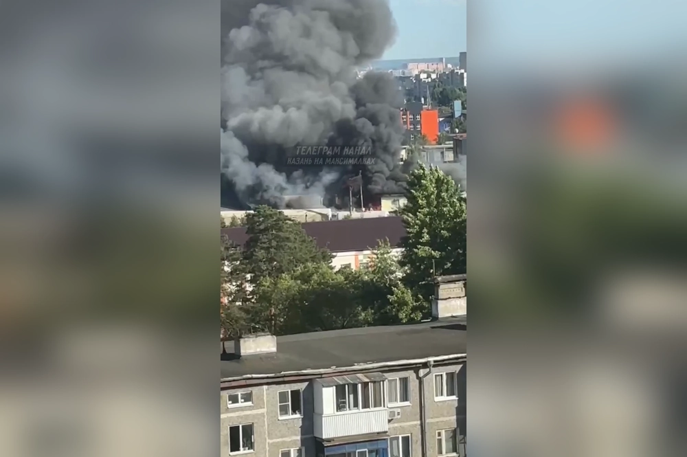 Пожар виден из разных районов города.