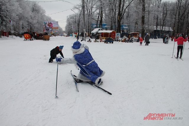 Деды Морозы будут соревноваться в ловкости.