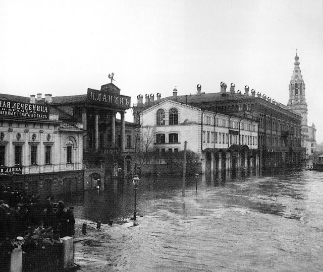 Московское наводнение 1908 г,  Софийская набережная.