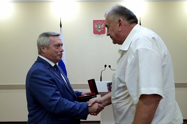 Директор ООО «Славяне» Виктор Зубенко (на фото справа) получил звание заслуженного работника АПК России из рук губернатора области Василия Голубева.