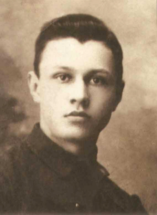 Выпускник школы Серёжа Извеков. 1925 год.