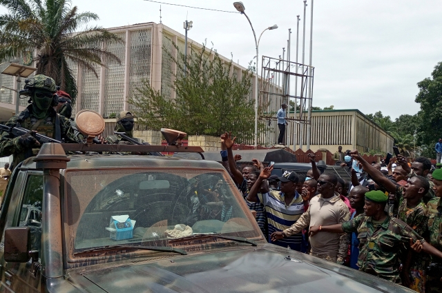 Жители поддерживают солдат после восстания, которое привело к свержению президента Альфы Конде в районе Калум, Конакри, Гвинея, 6 сентября 2021 г. 