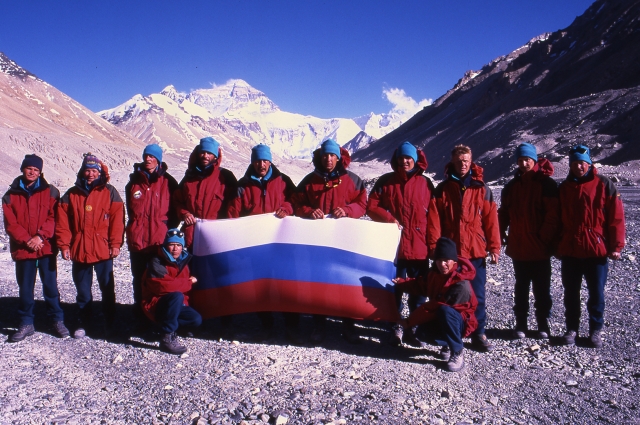 Команда красноярских альпинистов совершила восхождение на Эверест по новому маршруту и водрузила на его вершине флаг России.