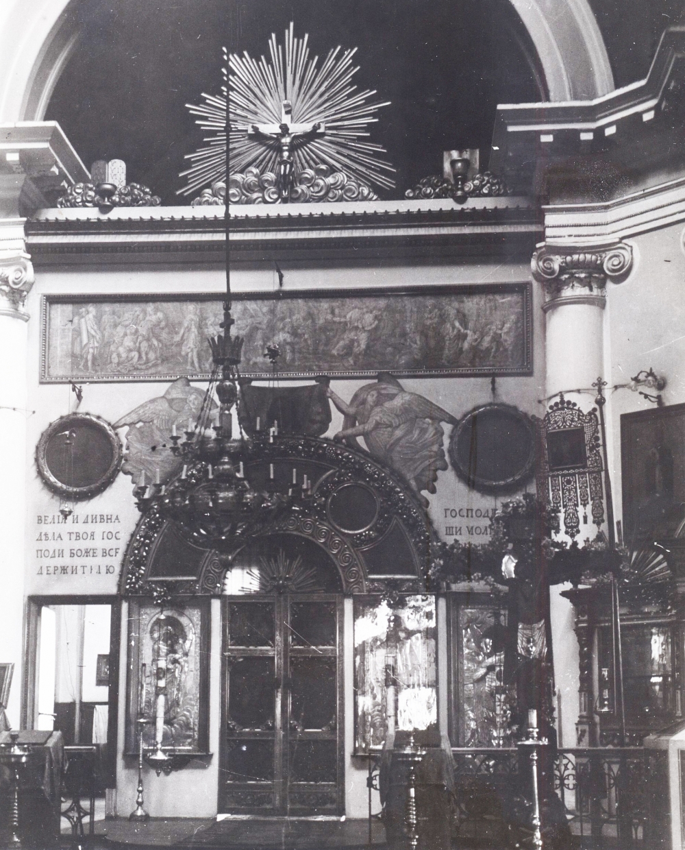 Иконостас Александро-Невской церкви перед самым закрытием храма. Среди икон есть и те, что 100 лет назад пережили скитание по Онежскому озеру. 1930 год. 