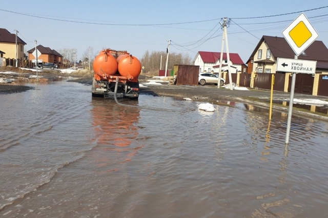 На улицах областной столицы полным ходом откачивают сотни кубов воды.