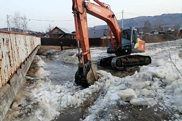 Весенний паводок на улице Буйницкого подтопил домовладения в Чите весной 2023 года