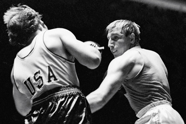 Советский тяжеловес Пётр Заев (справа) атакует американца Эмори Чемпэна (слева) на Международной встрече по боксу СССР США, 1974 г