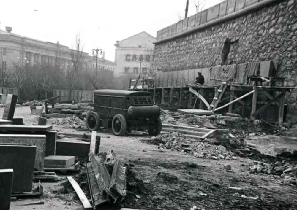 Строительство мемориала защитникам Севастополя на площади Нахимова, 1966 г.