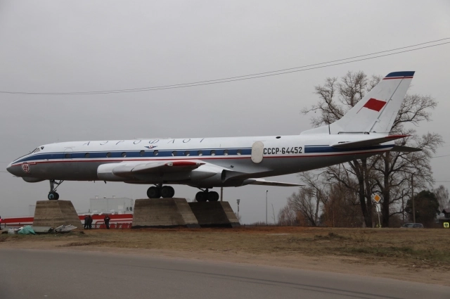 Памятник самолёту ТУ-124 в Кимрах.