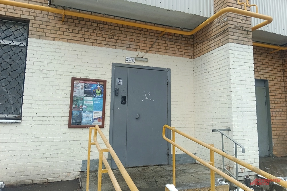 Подъезд в доме на Флотской улице, в котором жил Александр Овечкин.