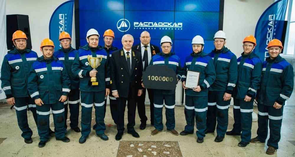 С производственным достижением горняков поздравили генеральный директор РУК Владимир Мельниченко (в центре) и директор шахты «Распадская» Александр Филатов.