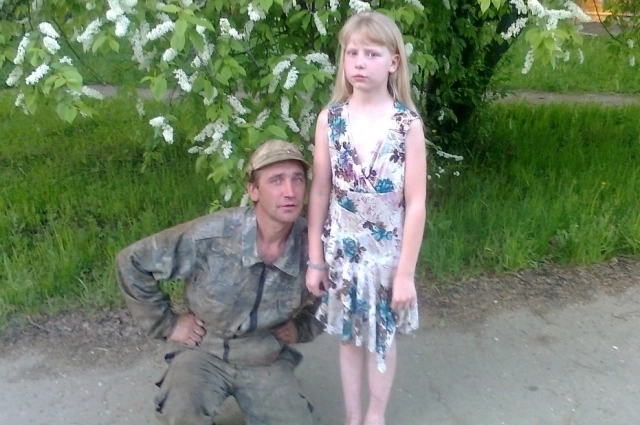 Девочка очень любила отца.