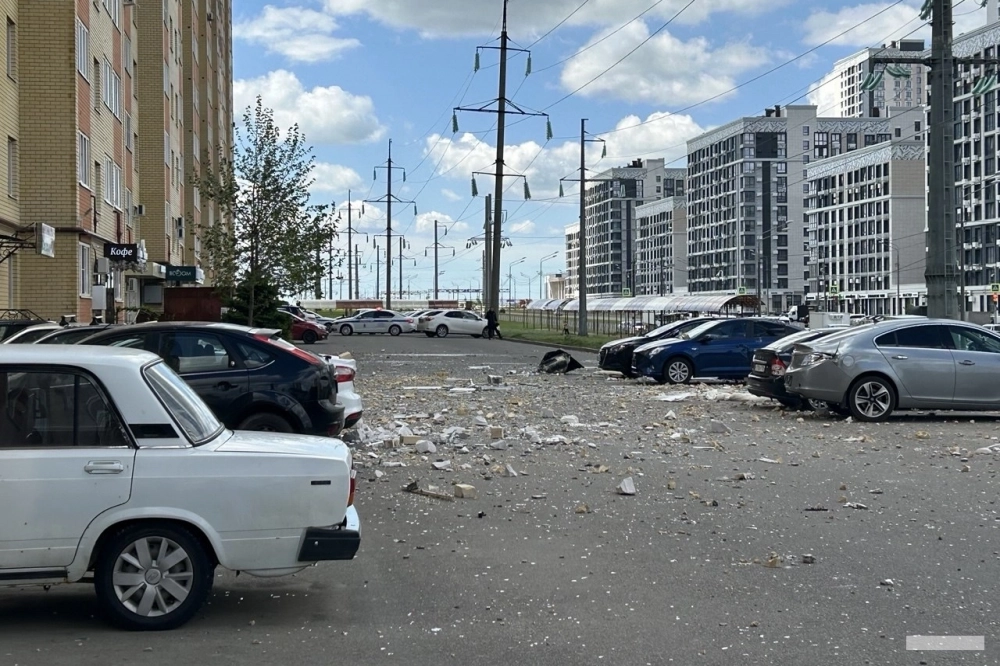Повреждены десятки машин.