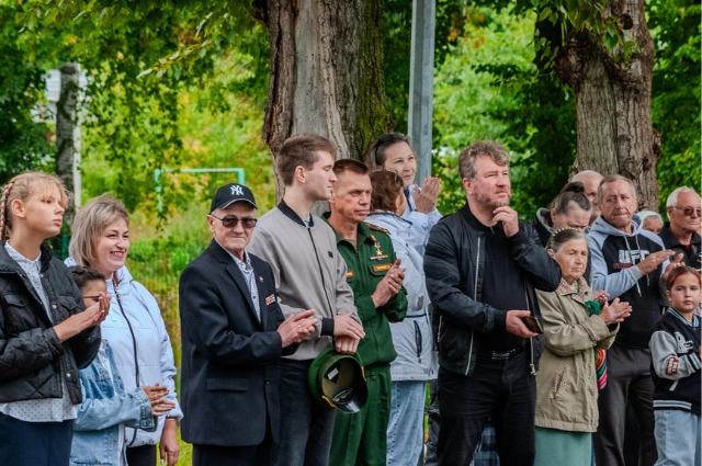 «Истребитель в небесном просторе». В Билимбае открыли «авиационный» мурал 