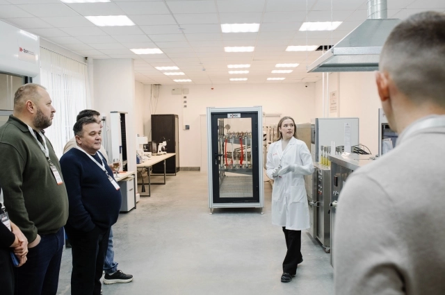 На производстве есть лаборатория для проверки качества.