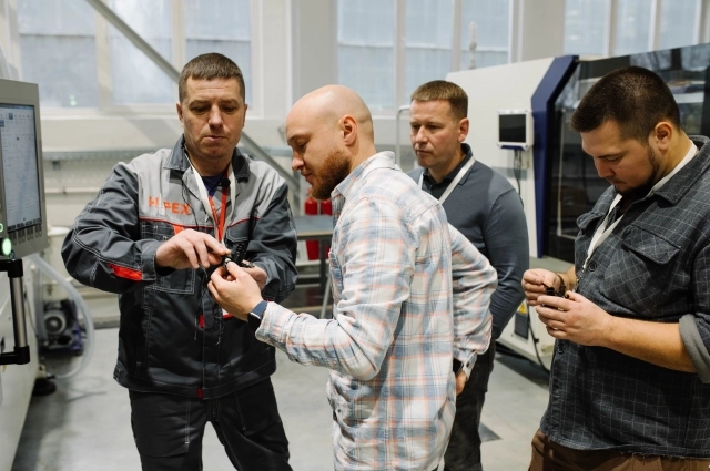 На заводе работают высококвалифицированные специалисты.