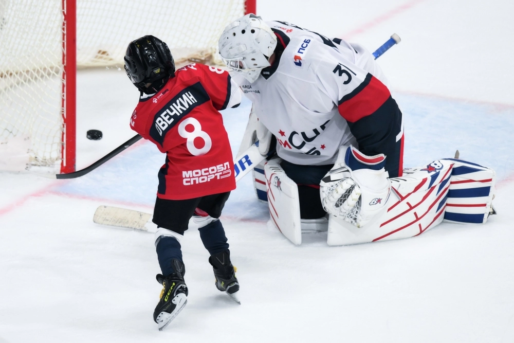 Сын Александра Овечкина Сергей забивает шайбу в ворота вратаря Игоря Шестеркина.