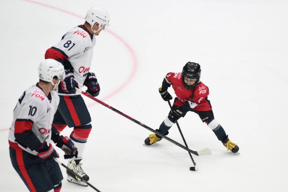 Сын Александра Овечкина Сергей в Матче звезд по хоккею на Кубке Александра Овечкина между командами Александра Овечкина и Павла Дацюка.