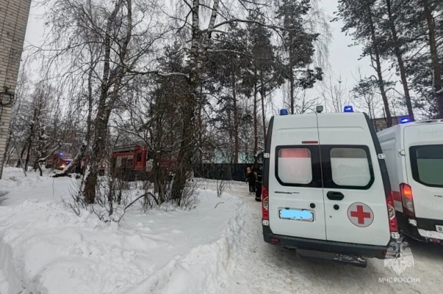 За жизнь второй девочки и мамы продолжают бороться врачи. 