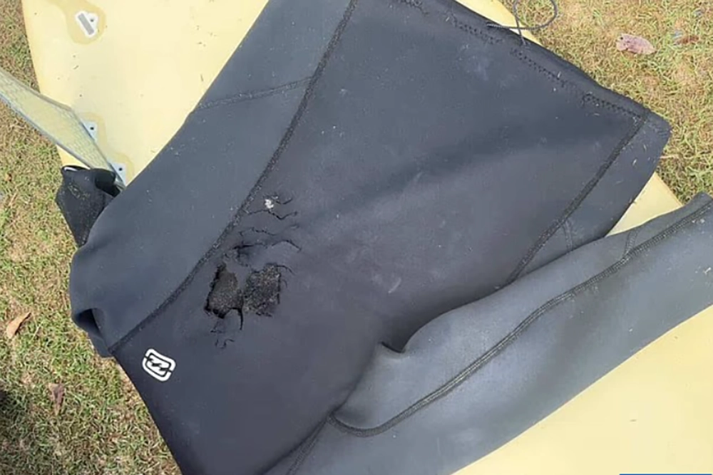 Поврежденный гидрокостюм.