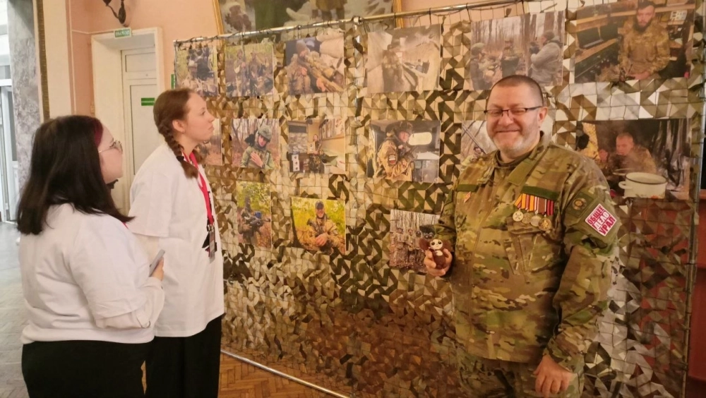 Часть фотографий с передовой Евгений оформил в передвижную фотовыставку.