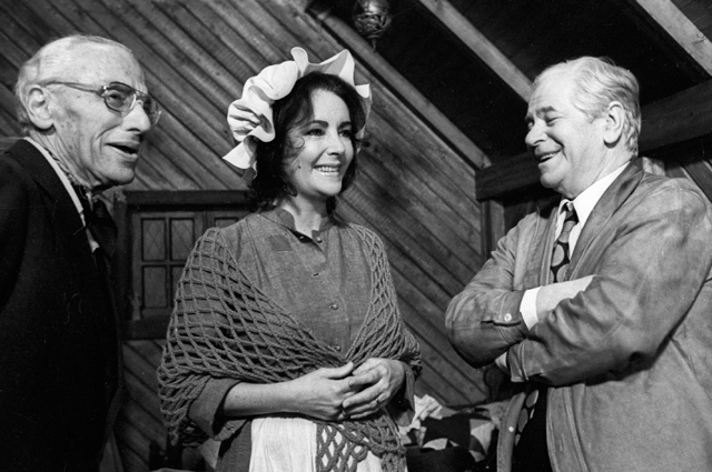 Режиссер Джордж Кьюкор (слева), актриса Элизабет Тейлор (в центре) и кинодраматург Алексей Каплер (справа) на съемках фильма «Синяя птица». 1975 год.