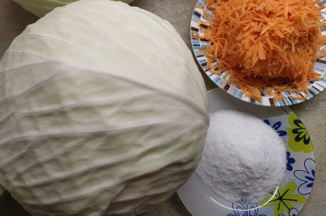 Перед шинковкой натрите морковь и подготовьте нужное количество соли.