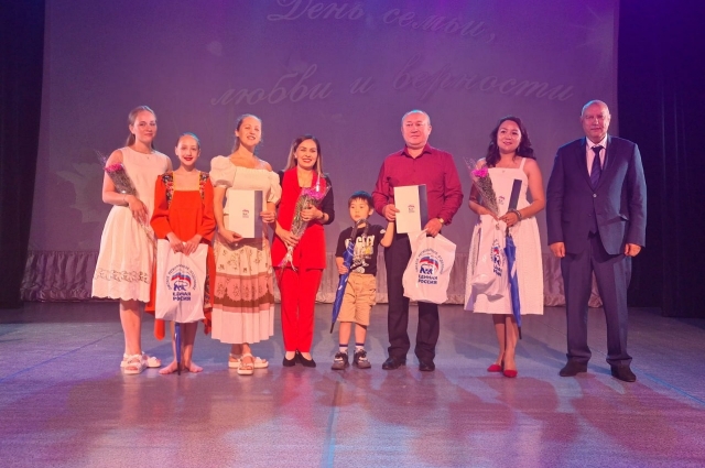 Поздравить омские семьи с праздником пожелали многие члены партии.