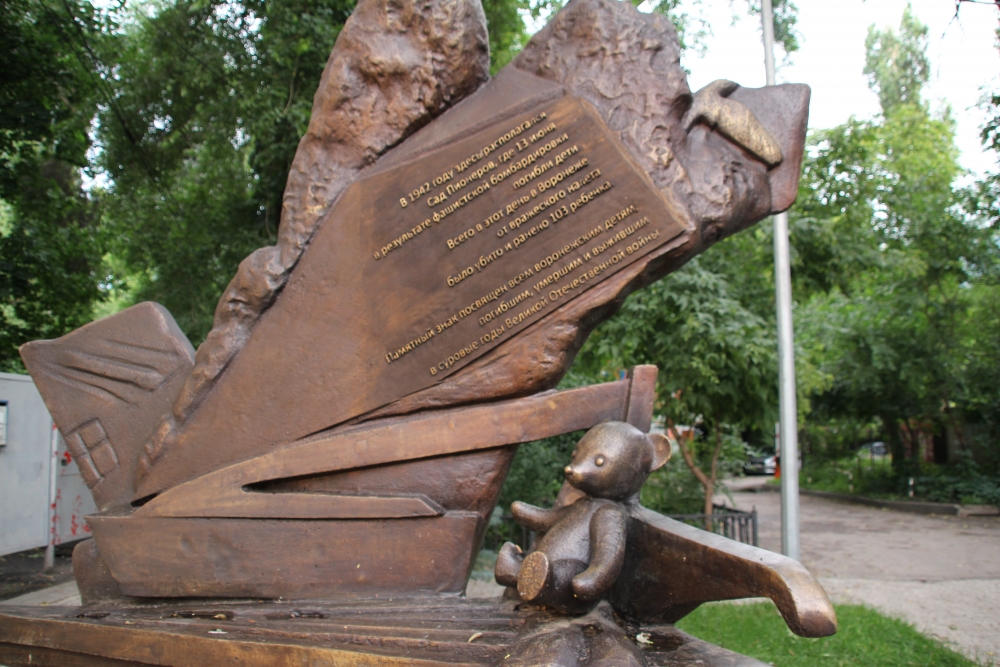 Бронзовый памятник, погибшим в саду Пионеров во время первой бомбёжки Воронежа в 1942 году, был открыт 21 октября 2022 г. До этого момента место было отмечено только камнем.