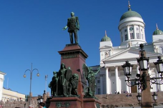 Памятник российскому императору Александру II, существенно расширившему права Финляндии в составе империи, стоит в самом центре Хельсинки.