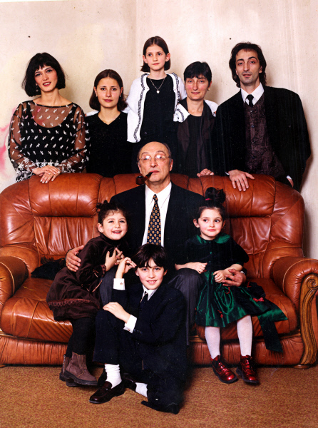 Михаил Козаков в окружении семьи. Его дочь актриса Манана Козакова (слева на втором плане). 1999 год
