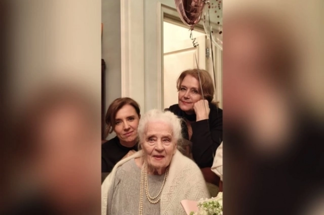 Ирина Алферова с мамой и доченью Ксенией.