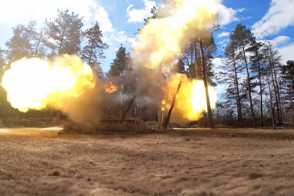«Гиацинты-Б» ведут огонь с закрытых огневых позиций.