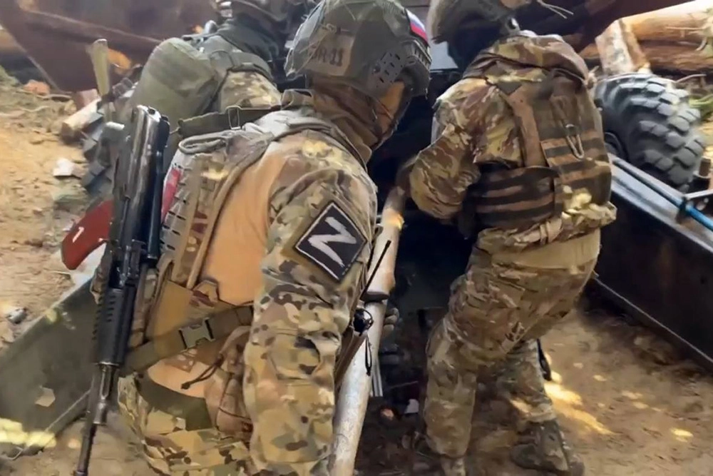 Артиллеристы заряжают «Гиацинт-Б».