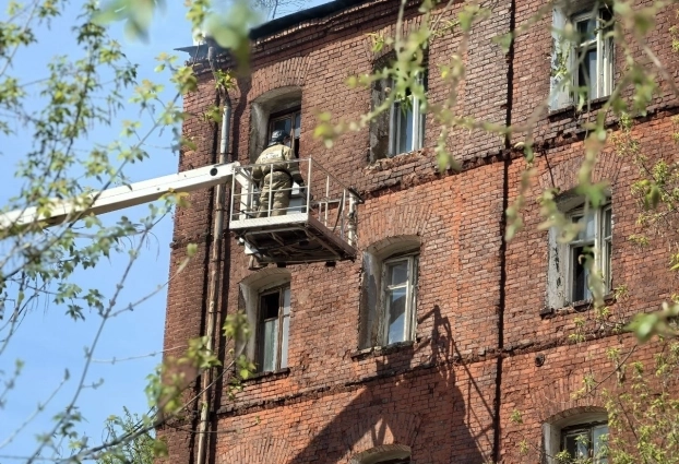 Пожарные борются с огнём на верхних этажах..