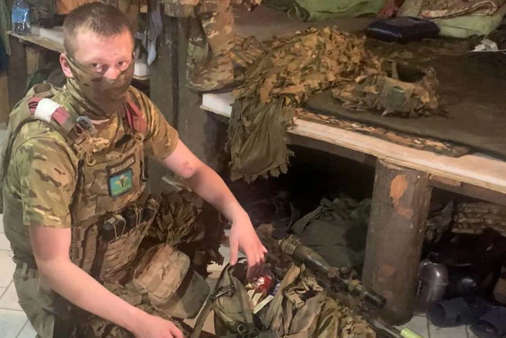 Снайпер «Школьник» собирается на боевую задачу.