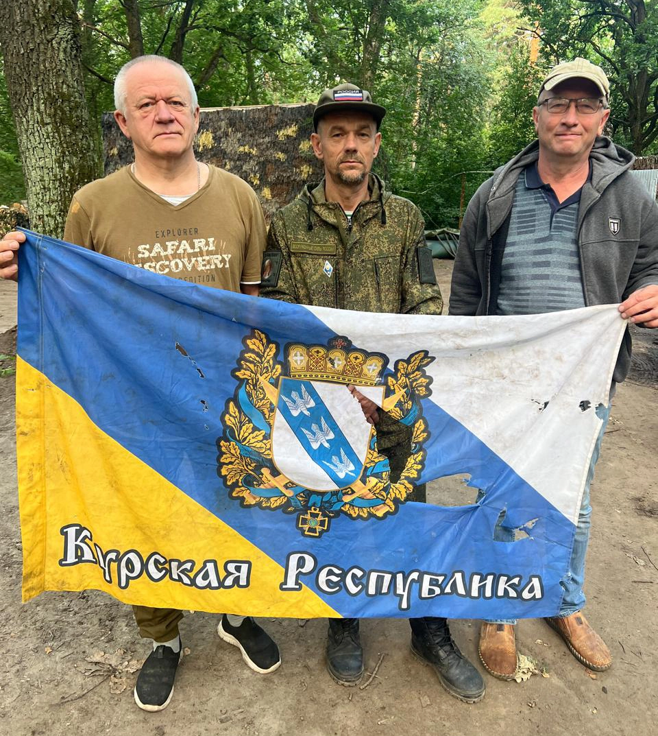 03.Ульяновские волонтёры с трофейным знаменем никогда не существовавшего государства.