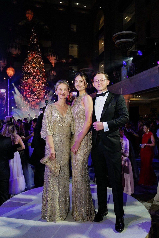 Юлия Ромашина, Дмитрий Ромашин и его жена Настя (в центре).