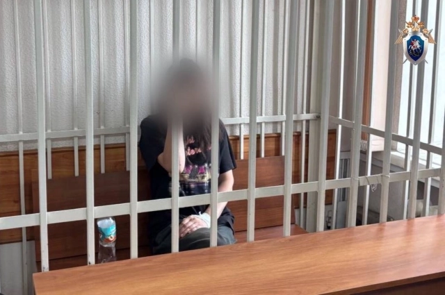 Обвиняемая пришла на суд с бутылкой.