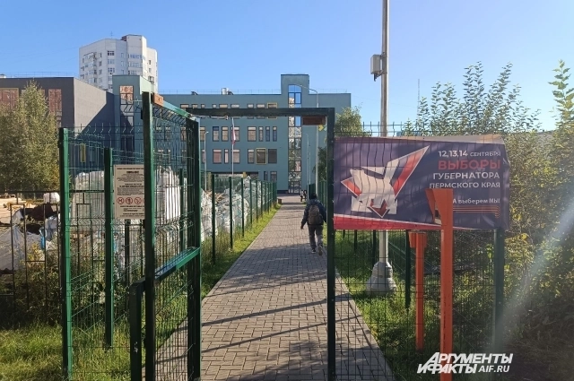 Избиратели немного грустнеют, когда узнают, что голосовать надо в старом здании гимназии № 33, а не в новеньком корпусе.