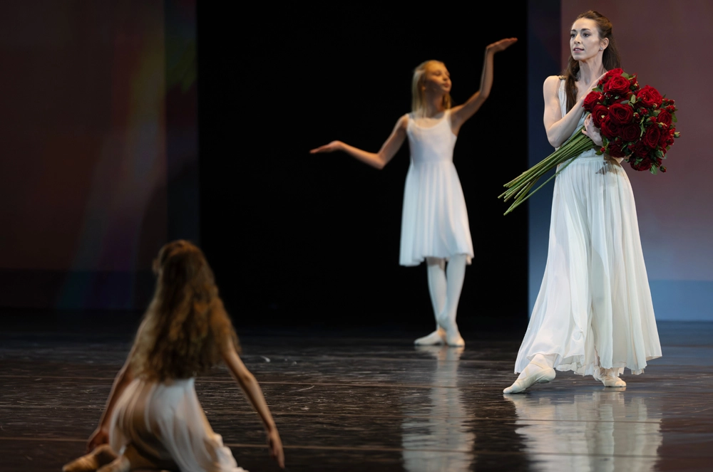 Ксения Рыжкова (справа) в сцене «Айседора» во время премьерного показа музыкального балетного спектакля «Майя. Сюита любви» в Государственном Кремлевском дворце в Москве. Спектакль режиссера Игоря Теплова приурочен к столетию с дня рождения великой балери