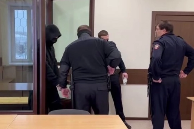 Обвиняемый был одет во все черное и с маской на лице.