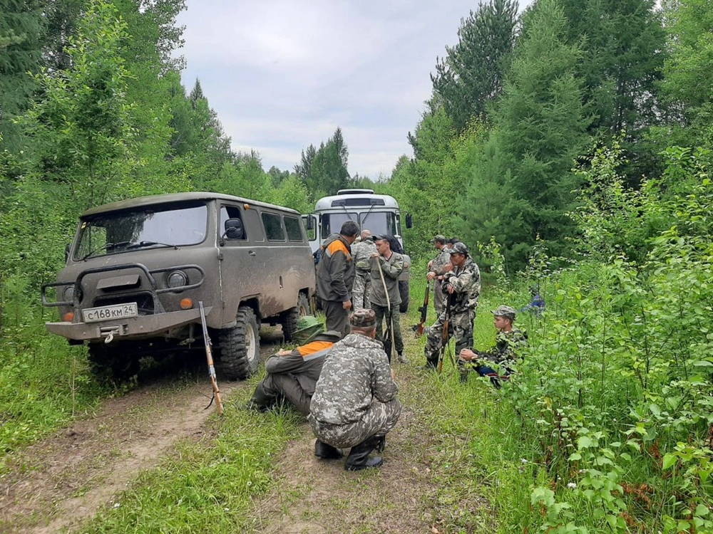 Все были уверены, что Максим далеко не ушел, и его быстро найдут своими силами. Но шли дни, и не обнаружилось ни одного следа, ни единой зацепки. 